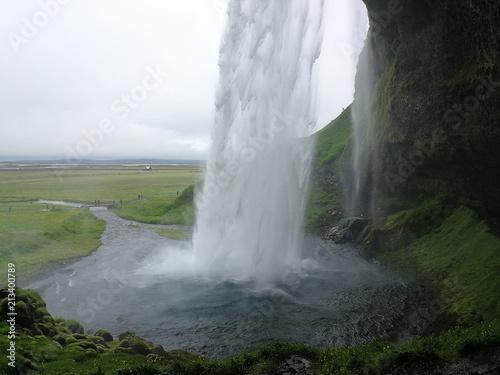 A imponente cascata de Seljalandsfoss  na Isl  ndia