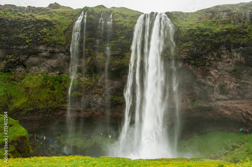 A imponente cascata de Seljalandsfoss, na Islândia