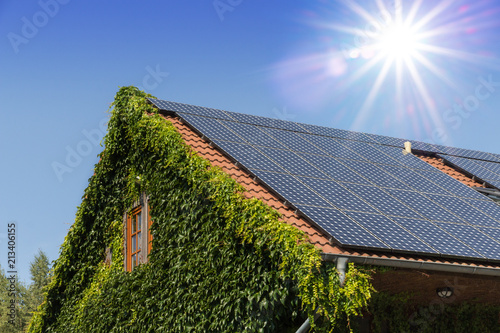 Haus gewinnt Sonnenenergie dank Photovoltaik  photo