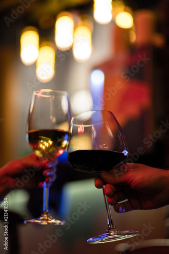 2 wine glass with dark background