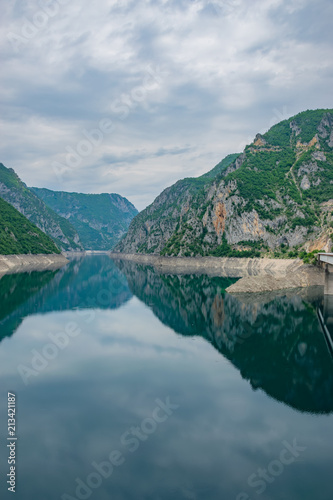 Fototapeta Naklejka Na Ścianę i Meble -  The picturesque turquoise lake is among the high mountains.