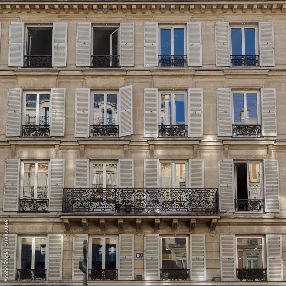 Fenêtres et reflets du soleil sur fenêtres de vieux bâtiment parisien