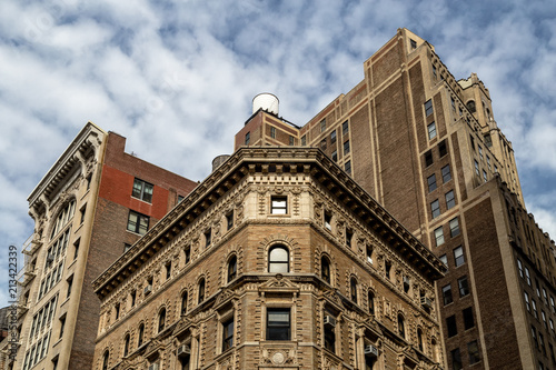 Contre-plongée sur vieux bâtiments à New York USA sur fond nuageux © Clement
