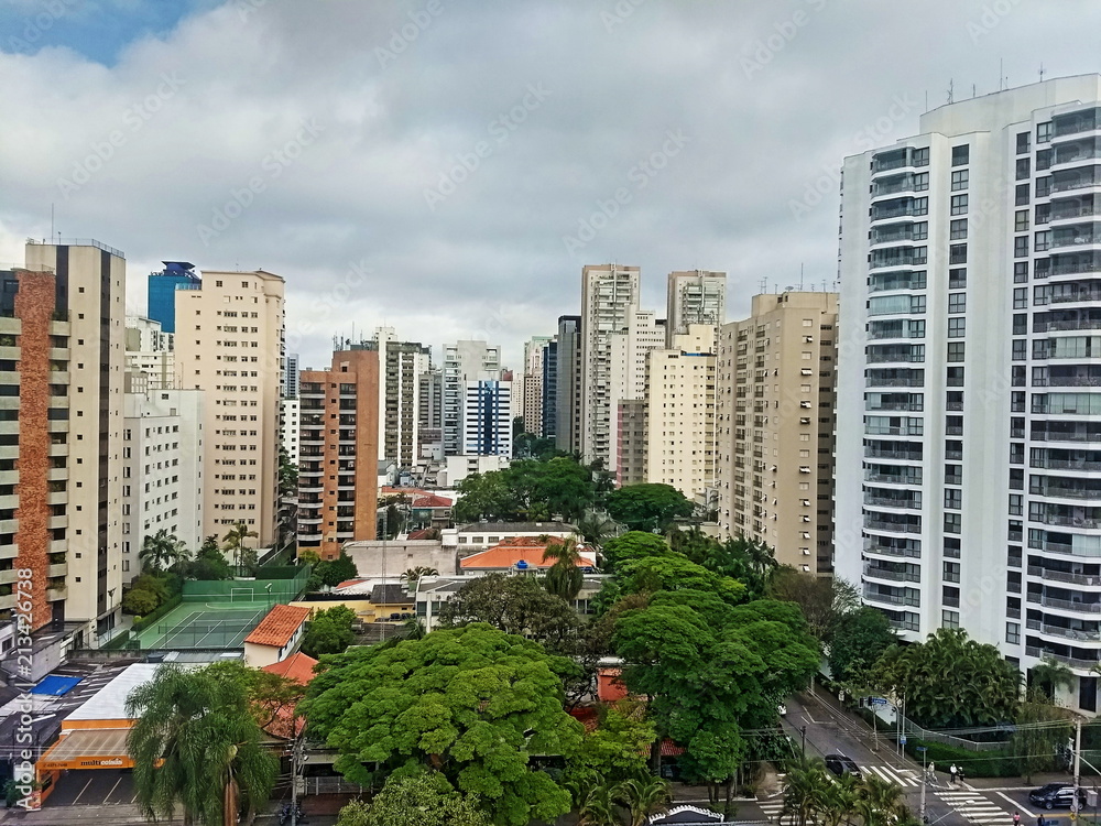 Fototapeta premium BAIRRO DE MOEMA SÃO PAULO/SP BRASIL - OUTUBRO 2017