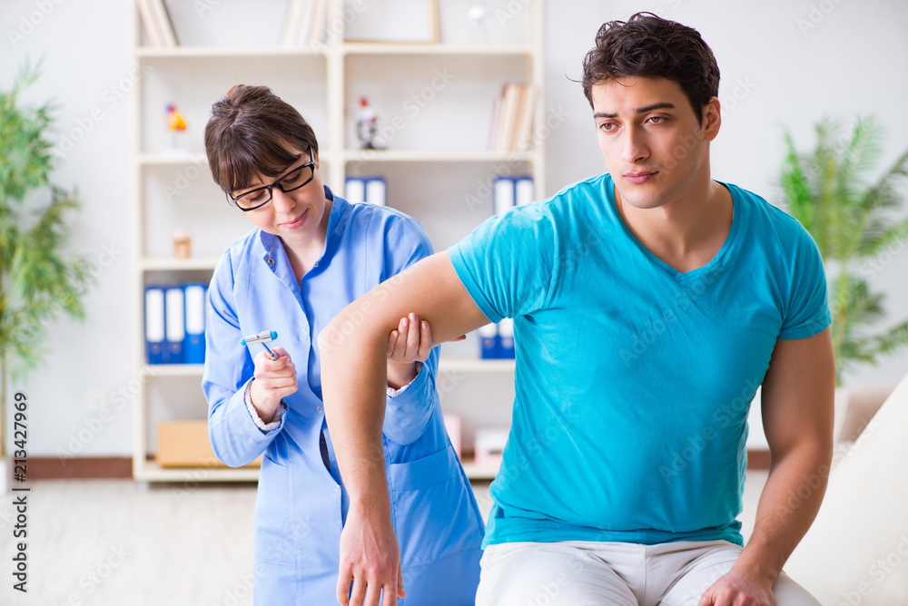 Obraz premium Doctor checking nerve reflexes with hammer
