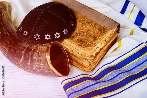 Fotografie Top view of shofar horn on white prayer talit