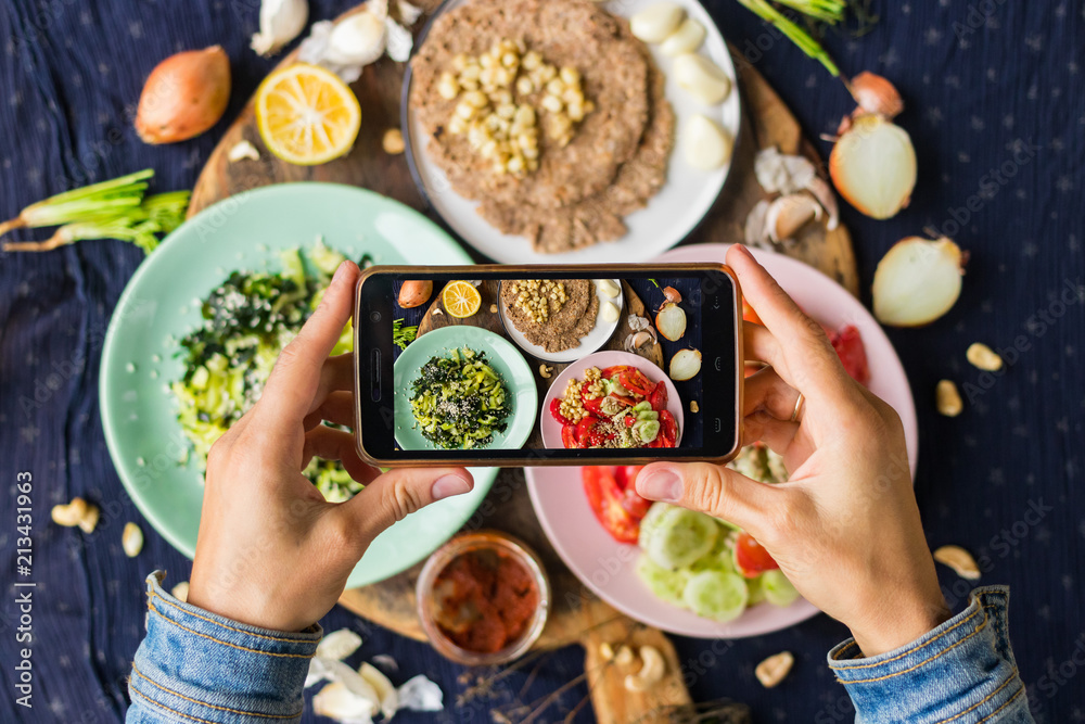 Smartphone food photography of vegetarian lunch or dinner. Woman hands  taking phone photo of food in trendy style for social media or blogging.  foto de Stock | Adobe Stock