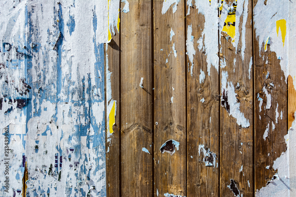 Plakatwand auf Holzzaun Bretter, abgepellt Plakatwand auf Holzzaun Bretter, abgepellt
