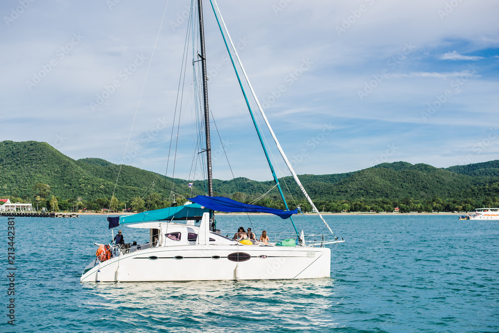 Naklejka premium yachting in the blue ocean
