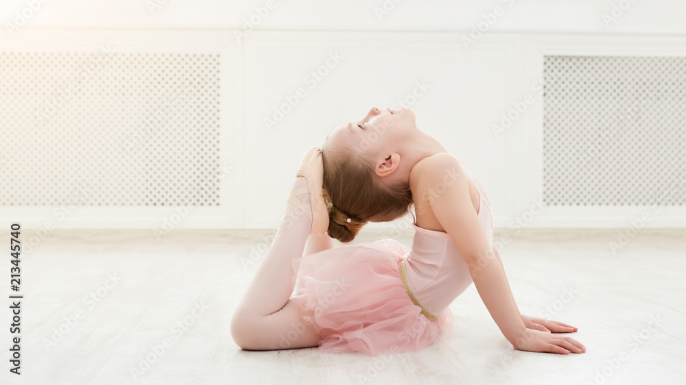 Fototapeta Portret mała balerina na podłoga, kopii przestrzeń