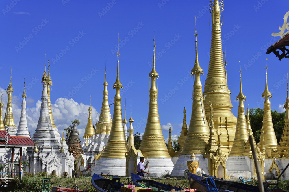Stupas am Kloster des Dorfes Ywama in der Nähe des Inle-Sees, Burma, Myanmar, Asien