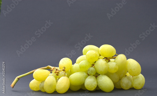 Un grappolo d'uva bianca