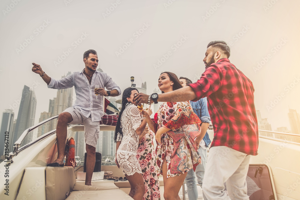 Obraz premium People celebrating on a yacht