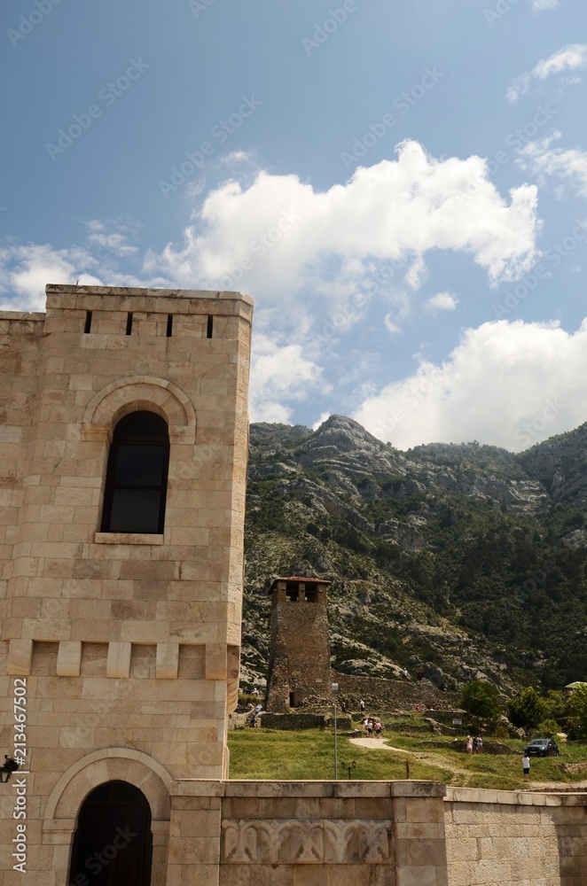 Citadelle de Kruja (Albanie) : Musée Skanderbeg, intérieurs et panorama
