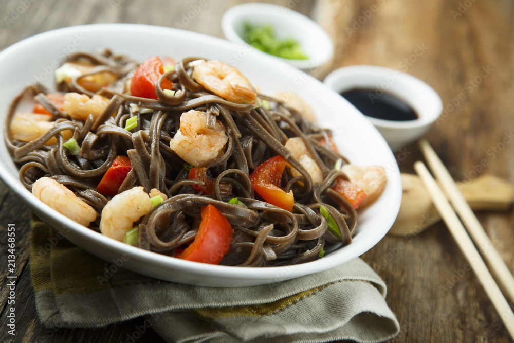Buckwheat noodles with shrimps and capsicum