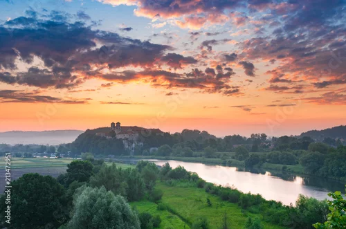 Fototapeta Piękny kolorowy wschodu słońca krajobraz, Tyniec blisko Krakow, Polska