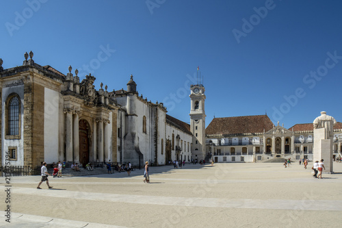Patio principal con la entrada y la torre de la Universidad de Coimbra 