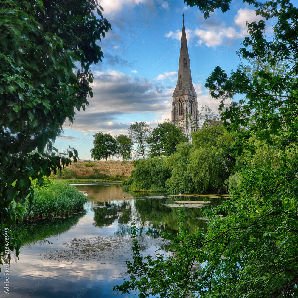 Park und Kirche an einem historischen Kastell in Kopenhagen