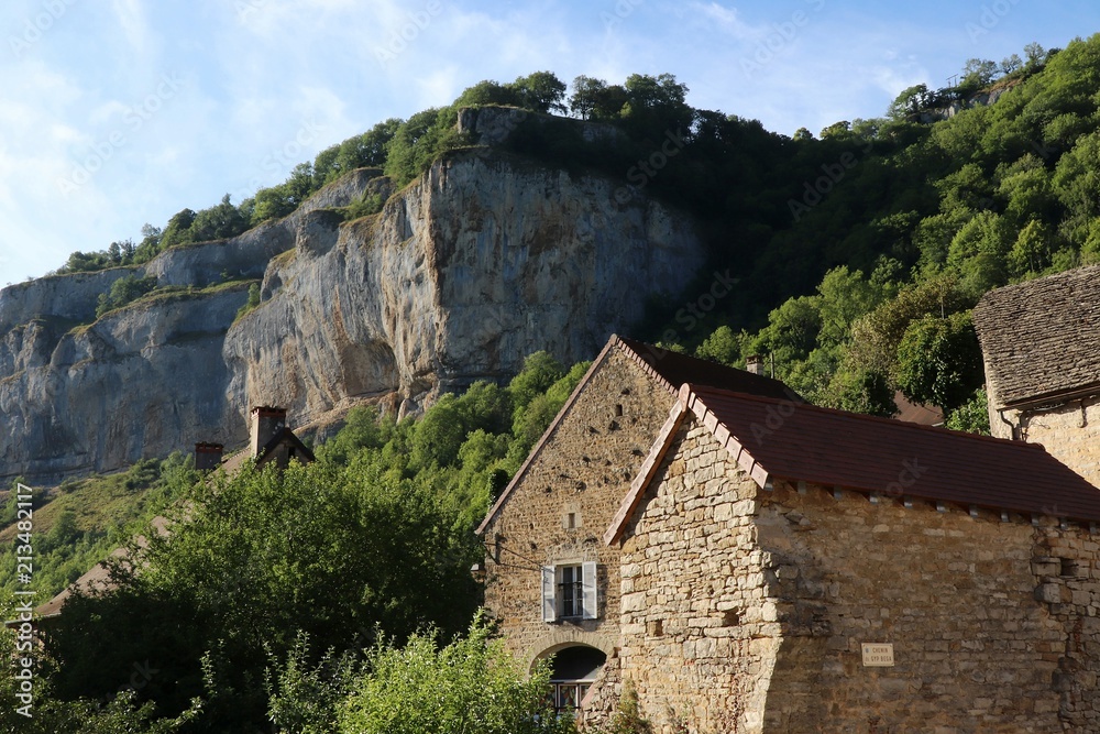 Maisons typiques du Jura (reculées en arrière-plan)