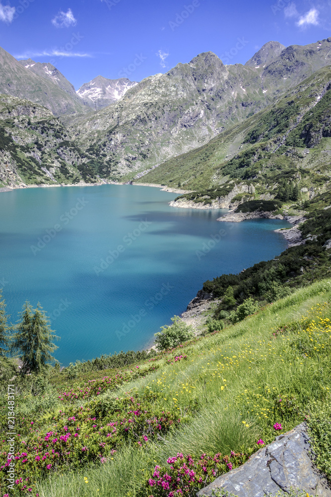 lago azzurro in montagna