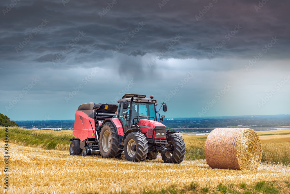Obraz premium moisson avant l'arrivée de l'orage