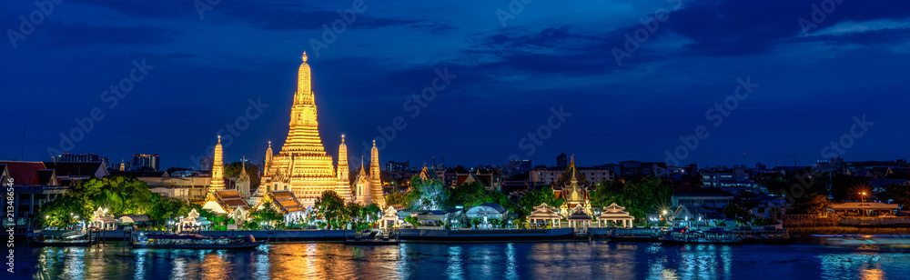 Obraz premium Szeroka panorama świątyni Wat Arun, Bangkok, Tajlandia