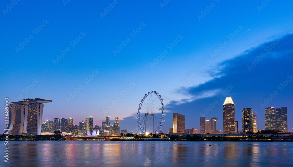 Naklejka premium Singapore skyscrapers at dusk