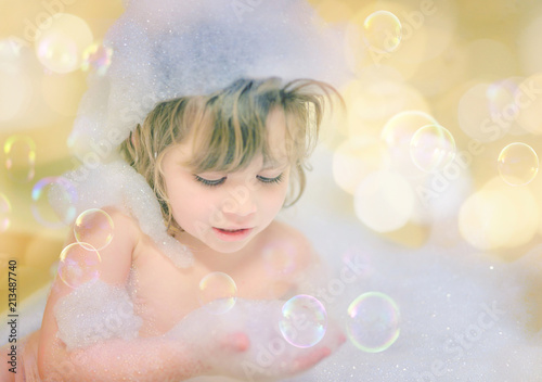 Fotografia belle enfant jouant dans son bain