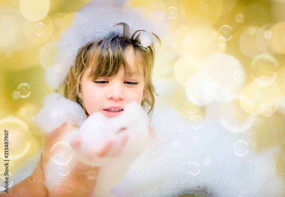 belle enfant jouant dans son bain belle enfant jouant dans son bain