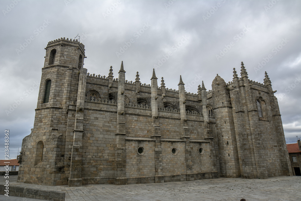 Catedral gotica de Guarda un dia nublado de verano , Portugal 