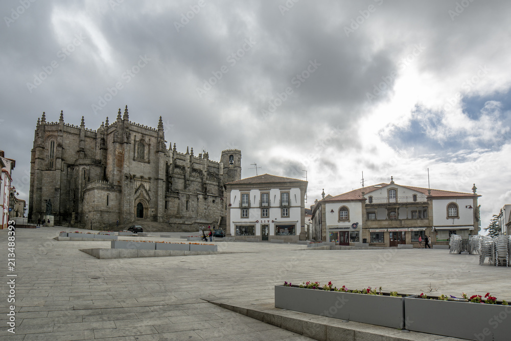 Plaza Luis de Camoes y Catedral gotica de Guarda un dia nublado de verano , Portugal 
