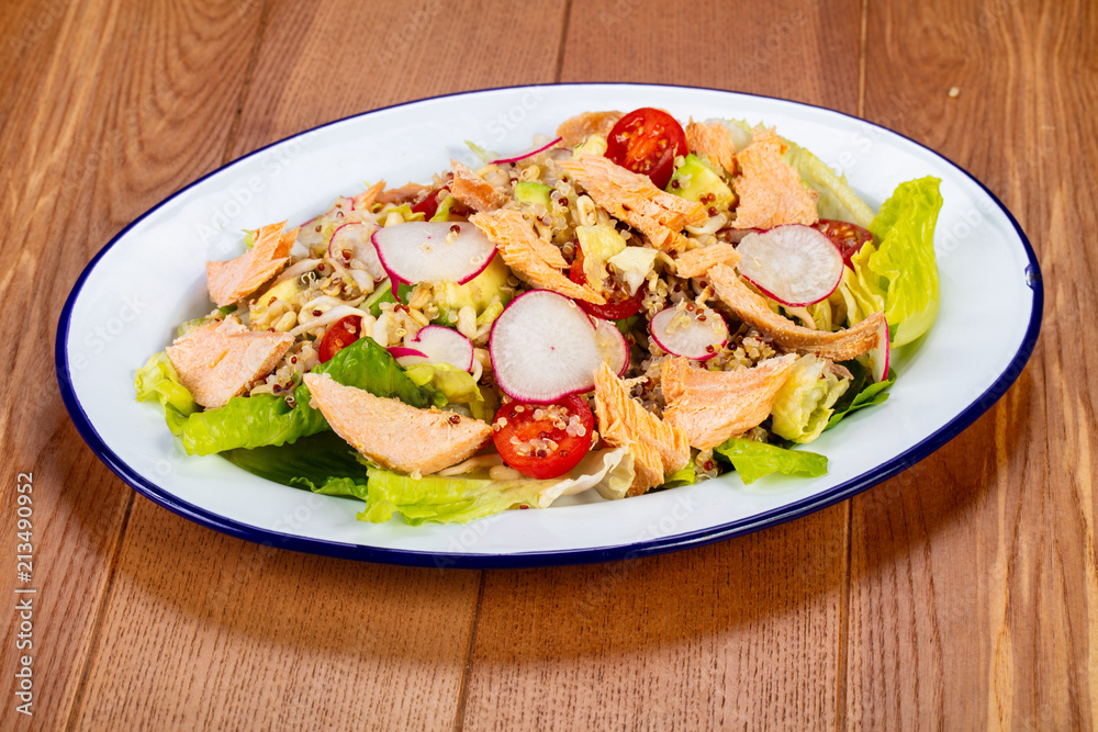 Salad with salmon and reddish Salad with salmon and reddish