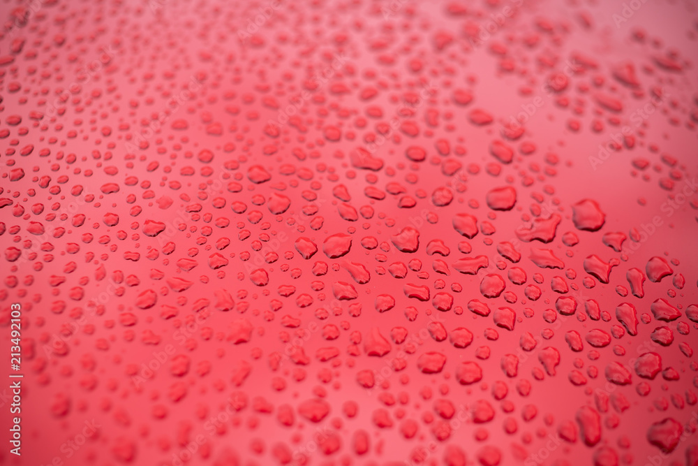 Roter Autolack mit Wassertropfen Roter Autolack mit Wassertropfen