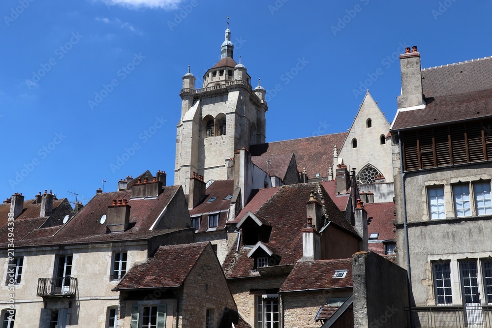Vue sur les toits et la Collégiale Notre-Dame de Dole