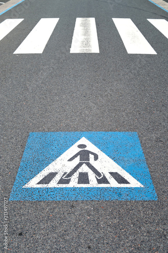 Dutch road sign: pedestrian crossing © Björn Wylezich