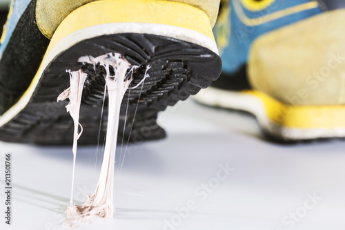 Obraz na plátně Simulation scenario of chewing gum on the floor, Stick with sneakers