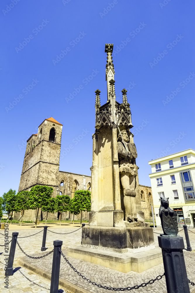 Fototapeta premium Rolandstatue, Marktplatz, dahinter Ruine der Kirche Sankt Nikolai, Zerbst/Anhalt, Sachsen-Anhalt, Deutschland