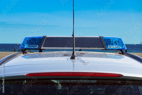 Polizeiwagen Dach mit Blaulicht am Strand