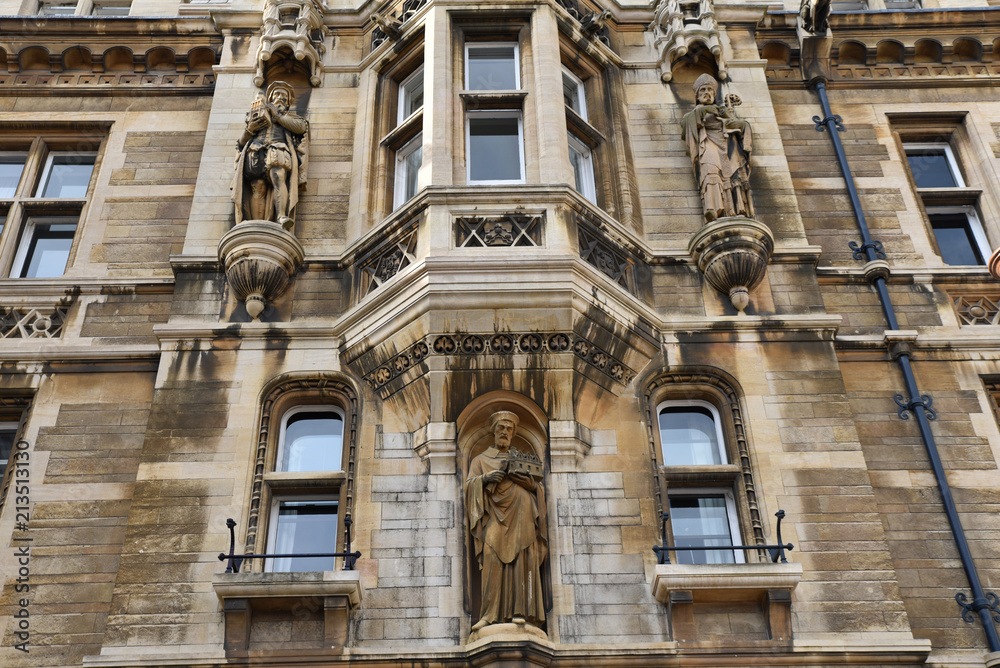 Façade de collège avec statues à Cambridge, Angleterre