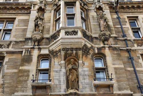 Fa  ade de coll  ge avec statues    Cambridge  Angleterre
