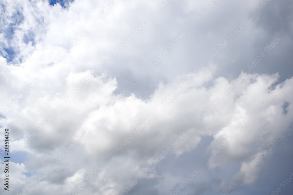 Obraz premium Heavy grey clouds in the sky before the rain