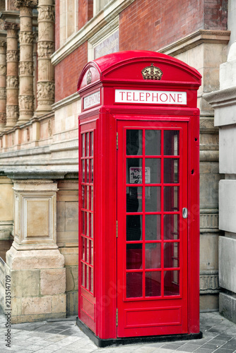 Red telephone box © Jaroslav Moravcik
