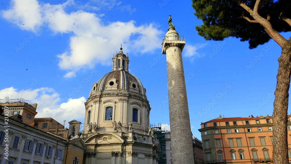 Trajanssäule steht neben Kirche nahe dem Forum Romanum vor blauem Himmel