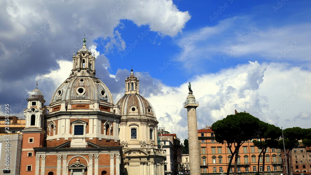 Trajanssäule steht neben Kirchen nahe dem Forum Romanum vor blauem Himmel
