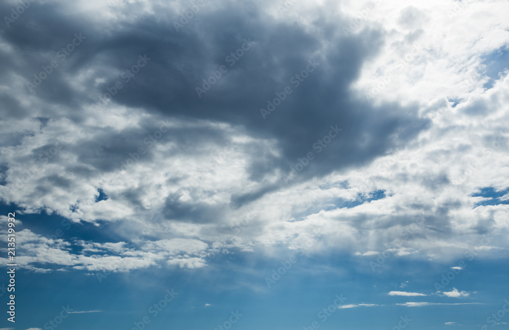 Obraz premium Beautiful blue sky with beautiful dramatic cloudscape