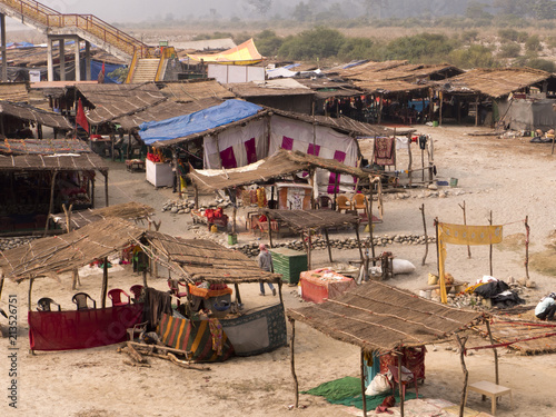 Markt Hütten am Hindu Tempel in der Nähe vom Corbett Nationalpark in Indien Uttarakhand