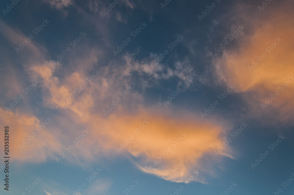 Kolorowe chmury na tle błękitnego nieba