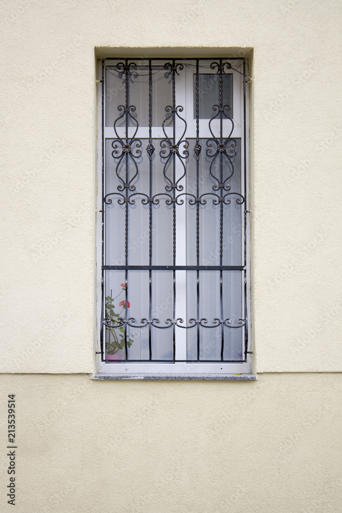Obraz premium A window with a lattice of an ancient building
