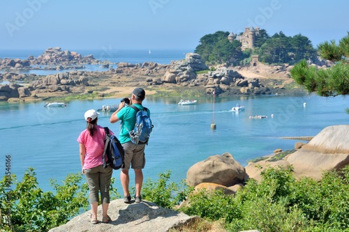 Des touristes qui admirent la magnifique côte de granit rose à Ploumanach en Bretagne. France photo