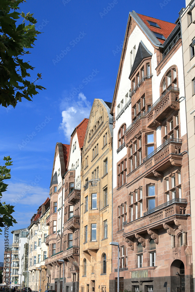 Hausfassaden an der Rheinuferpromenade